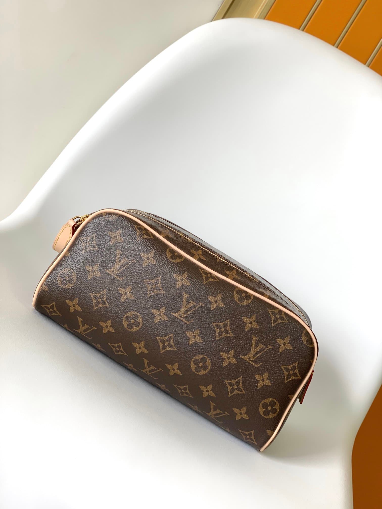 L X V TOILETRY BAG M44494 Size:28x15x16.5cm