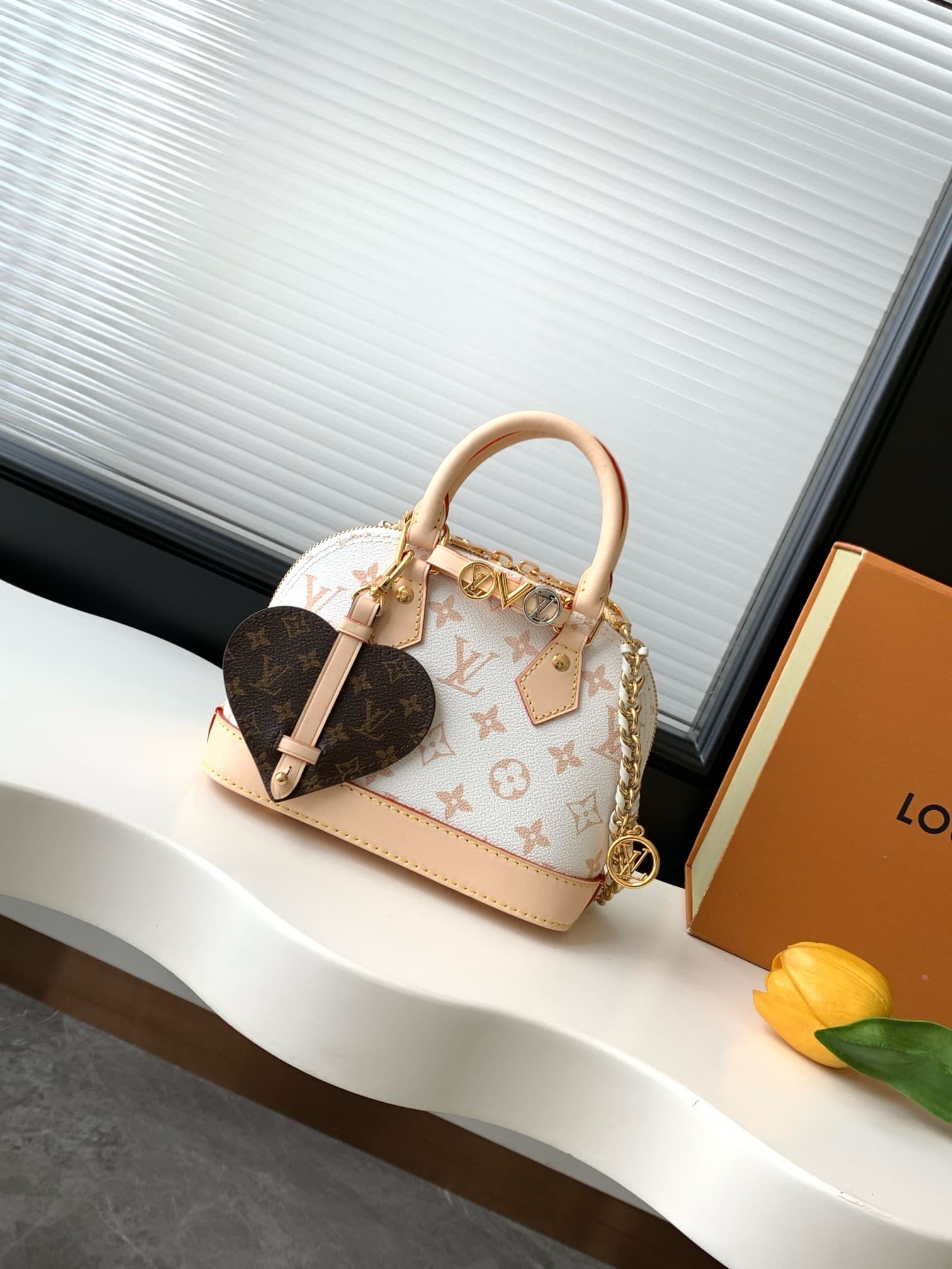 L X V Alma Mini M14339 Size:18x12x8cm