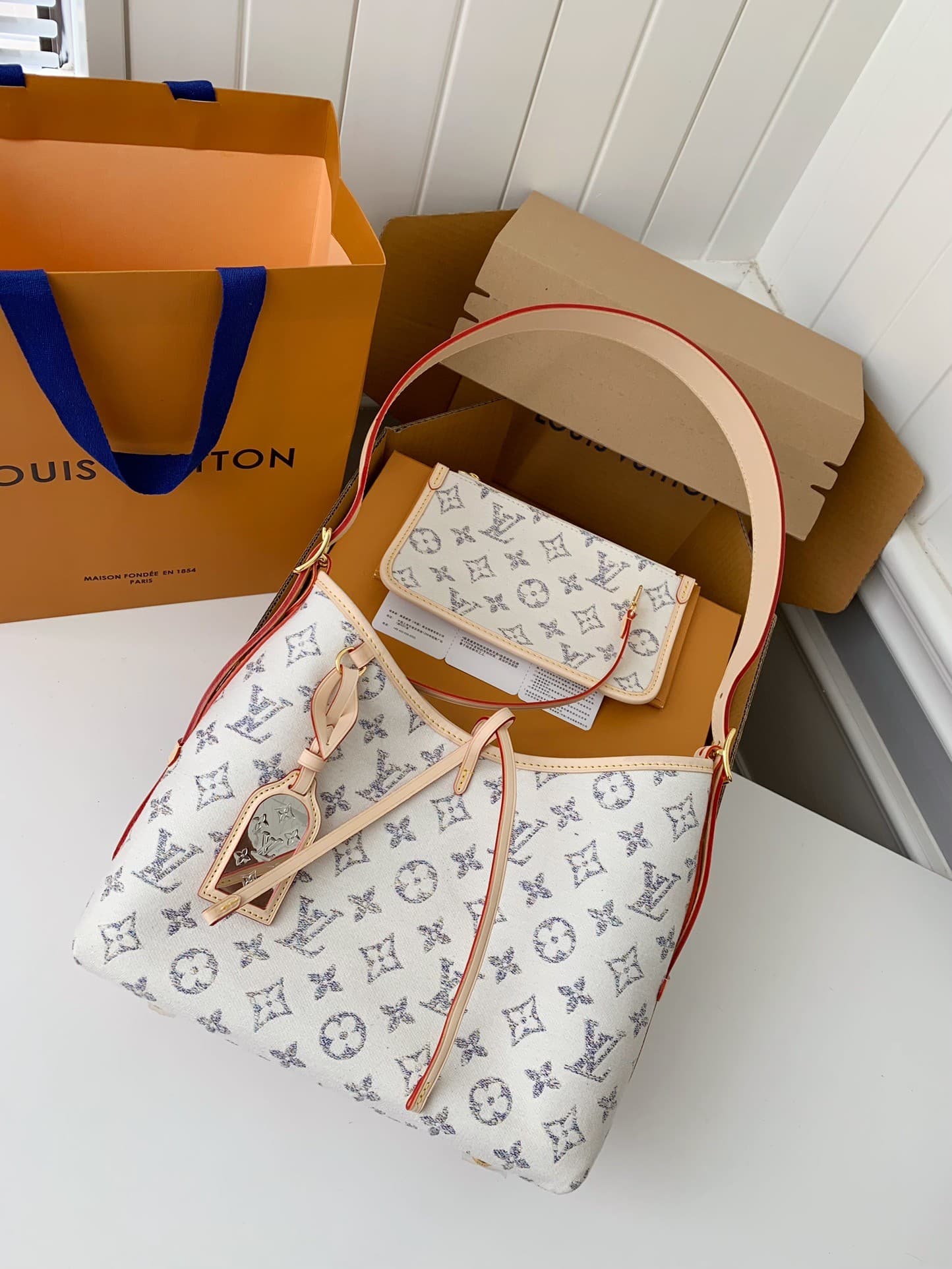L X V Carryall small handbag M24707 Size:29*24*12cm