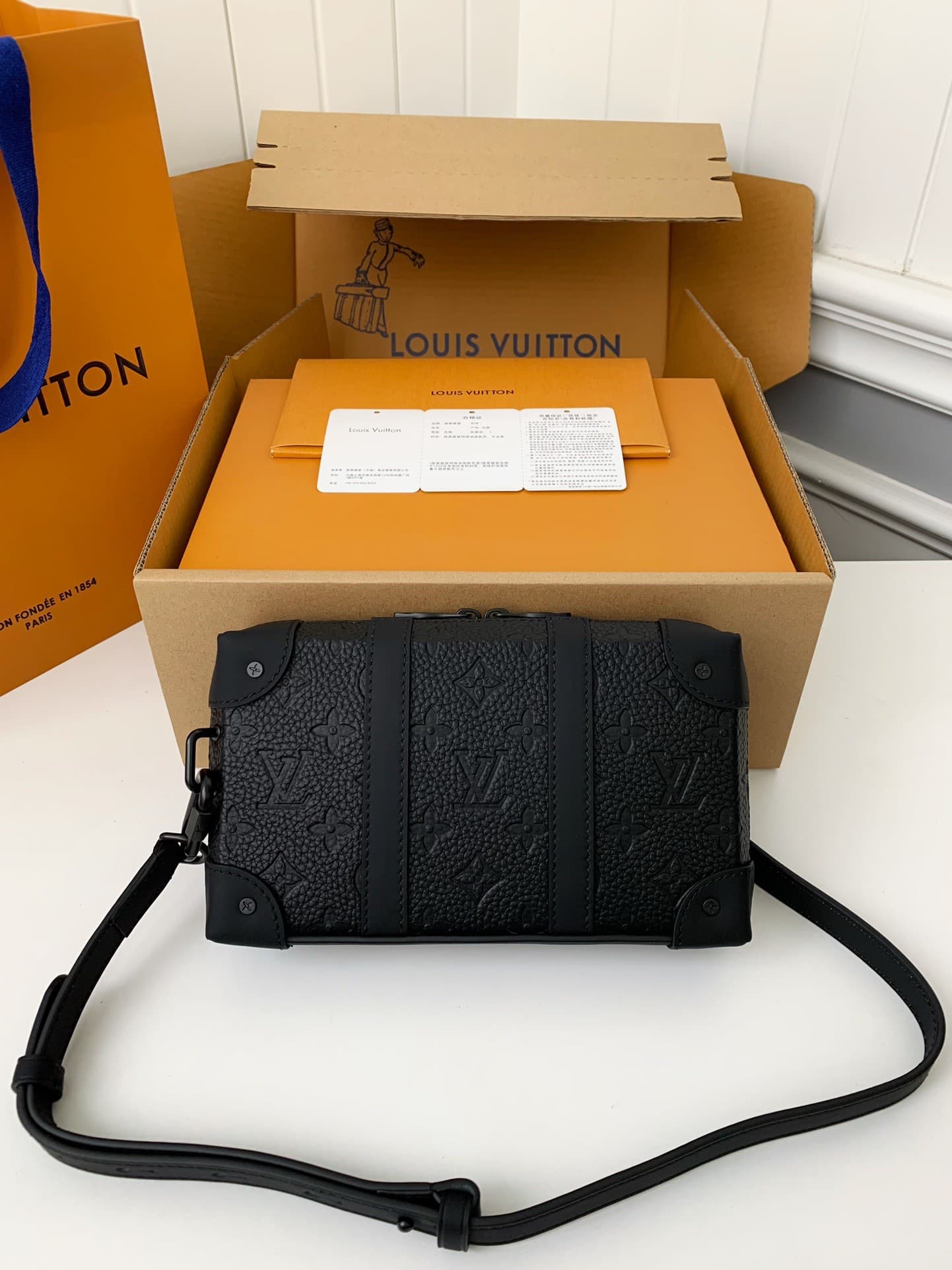 L X V's new Sac Plat Horizontal Zippé men's black flower briefcase M80224 Size: 22.5*14*5cm