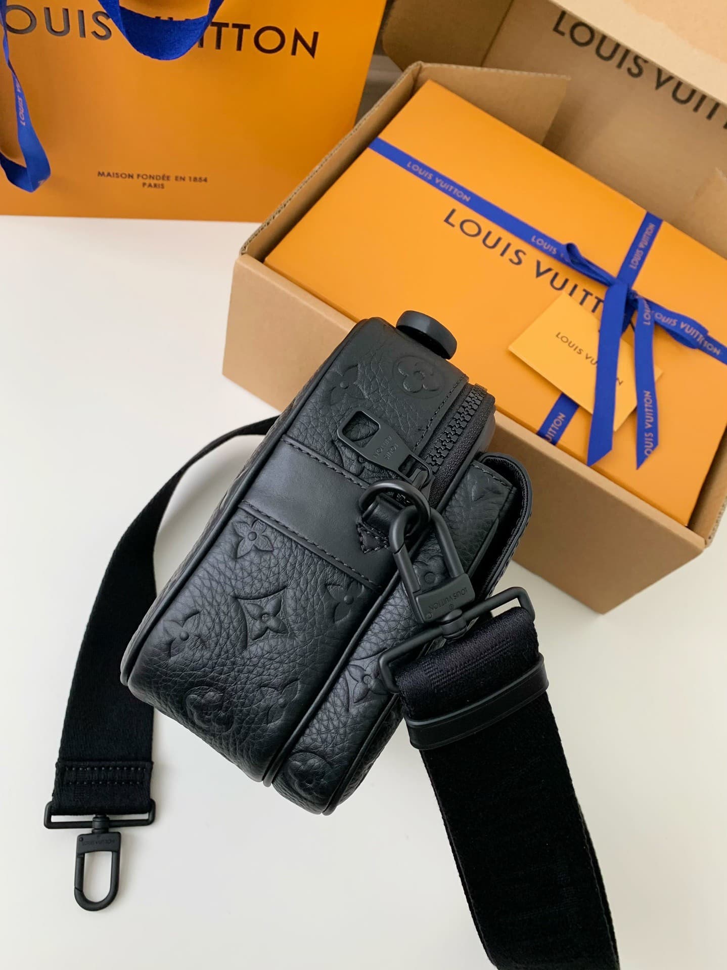 L X V S-Lock Messenger 22*18*8cm