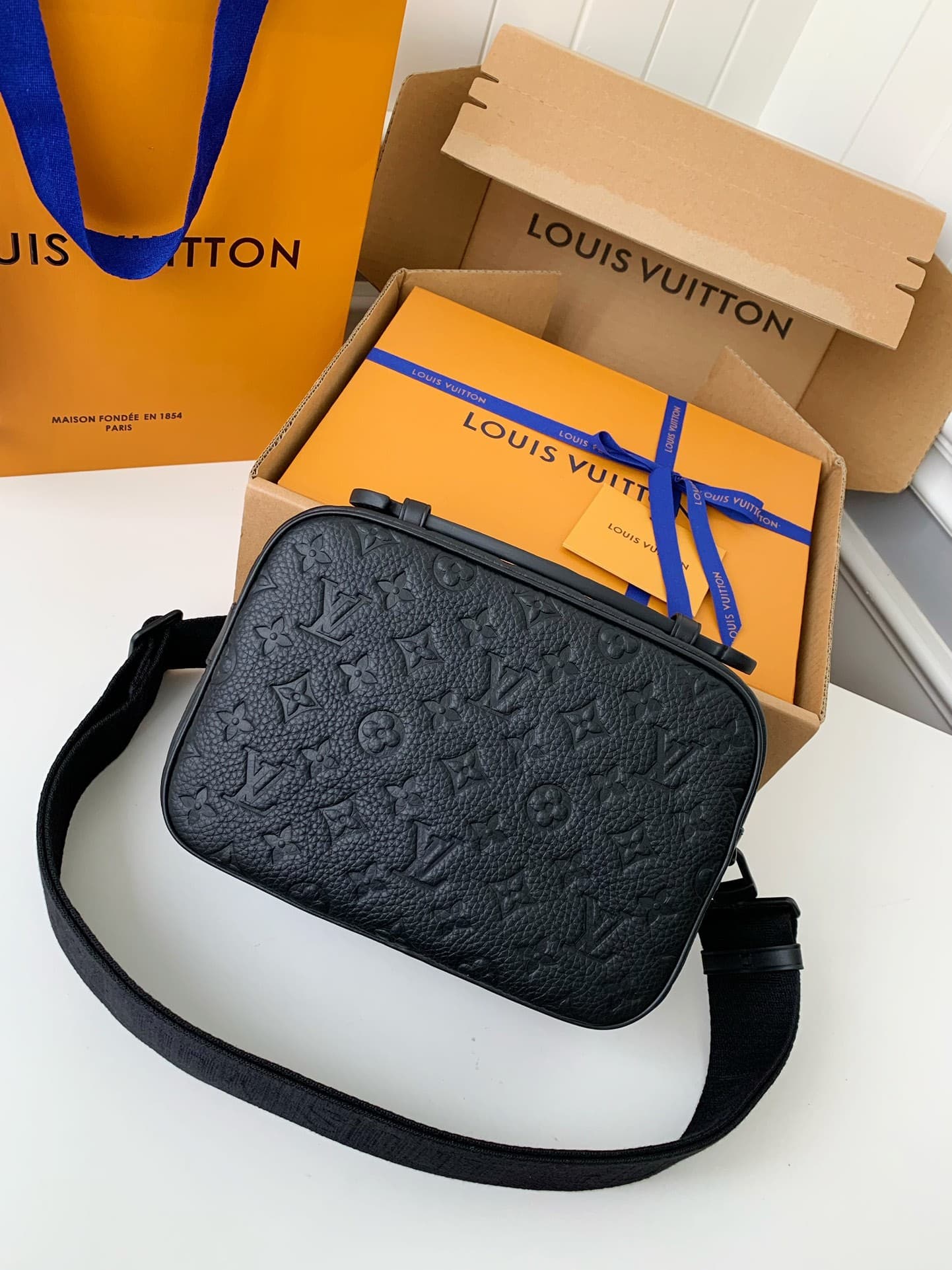 L X V S-Lock Messenger 22*18*8cm