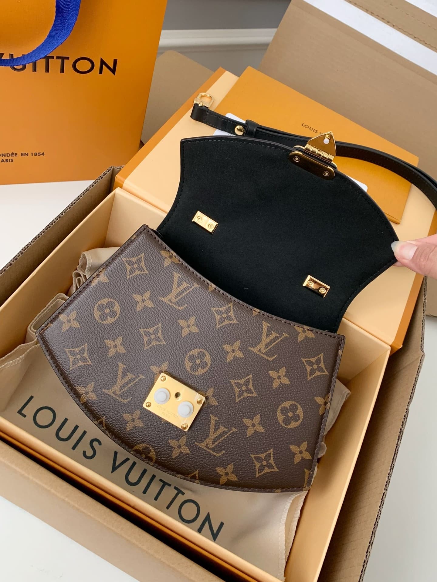 L X V S23 M46548 23.5*16.5*8cm