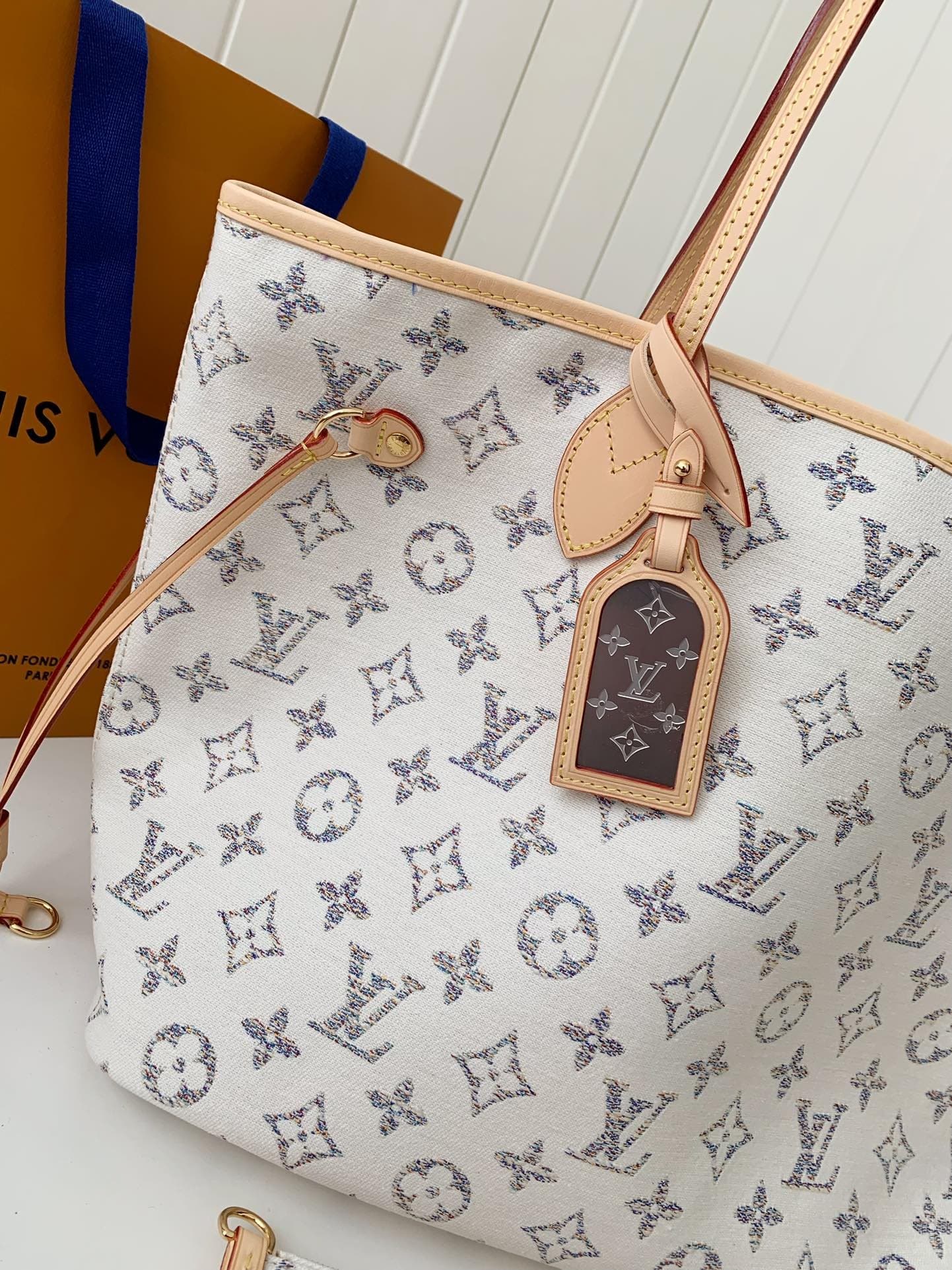 L X V Neverfull medium handbag M24905 Size:31*28*14cm