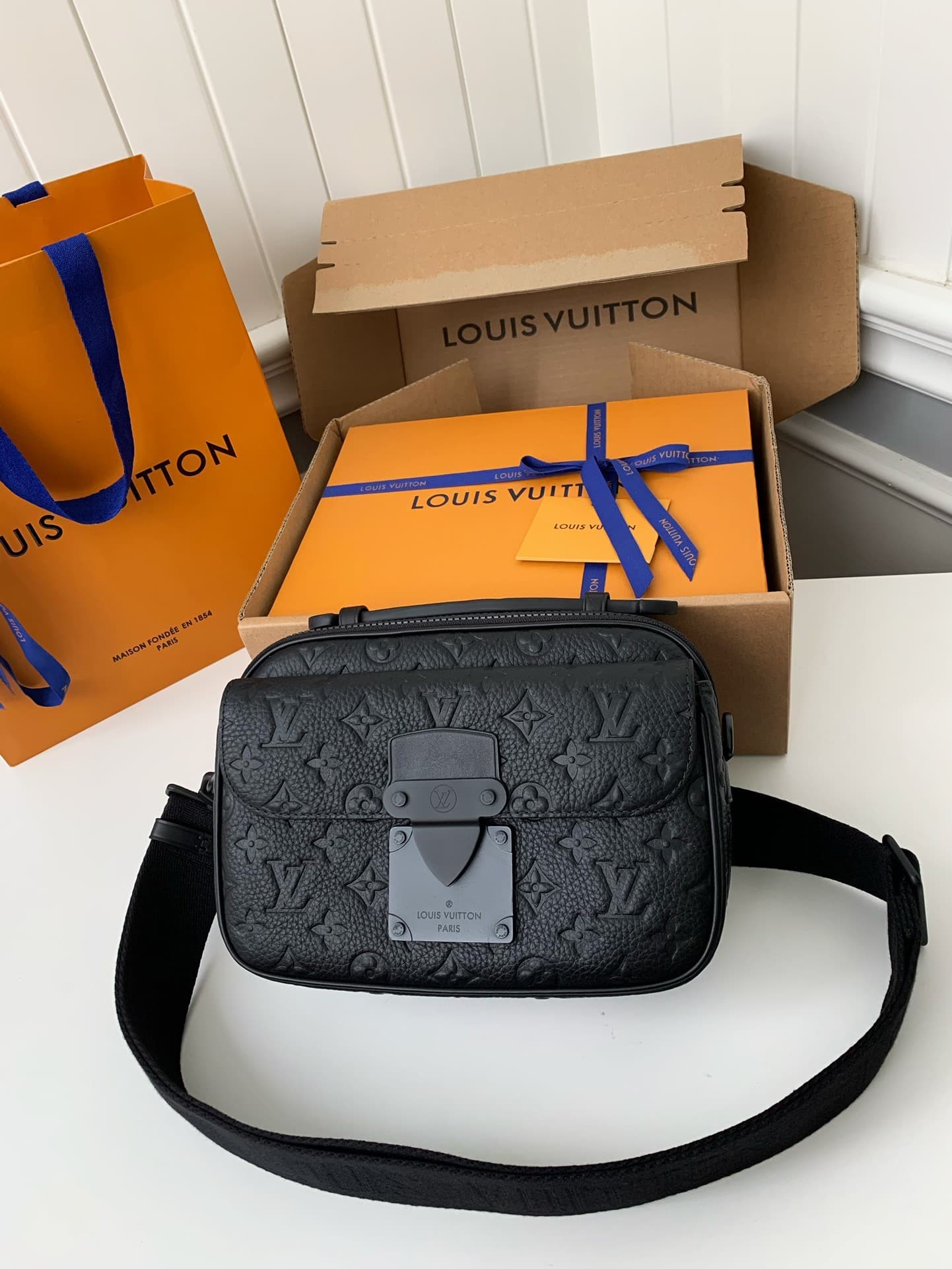 L X V S-Lock Messenger 22*18*8cm