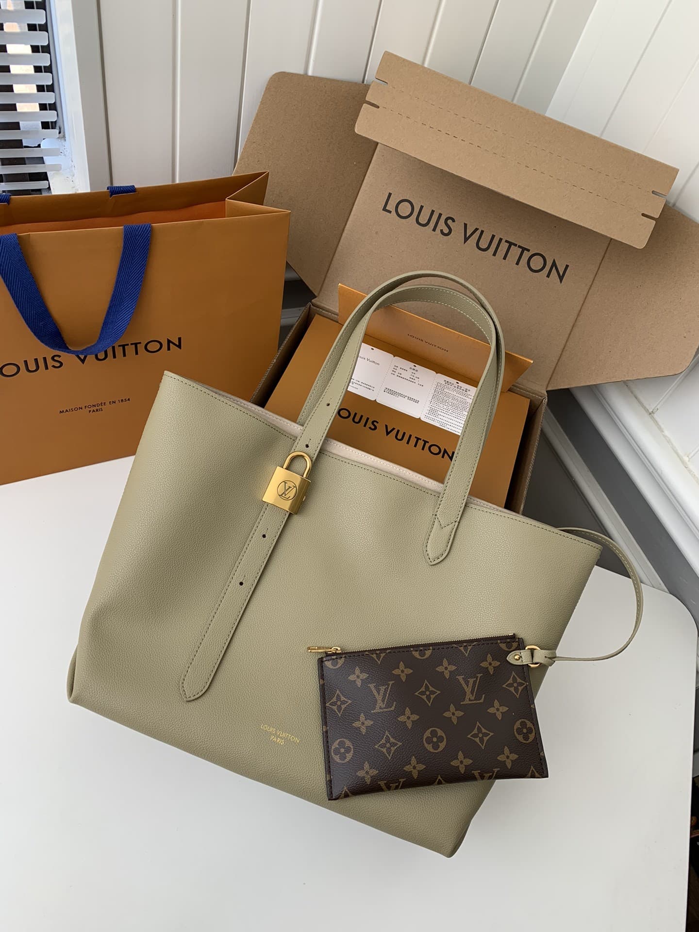 L X V Low Key Cabas Mid -number Handbag M25343 Size: 30*14*47cm