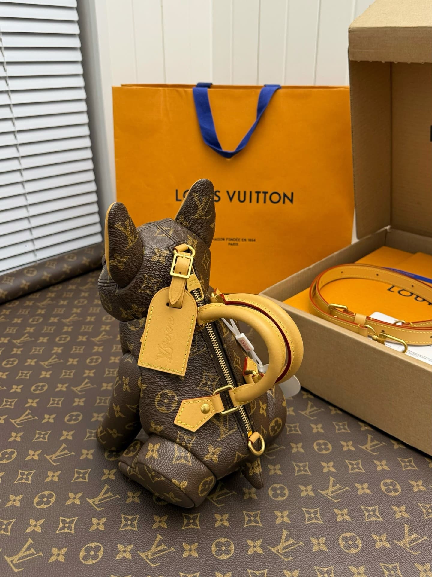 L X V's new season POOCH BAG handbag M12617