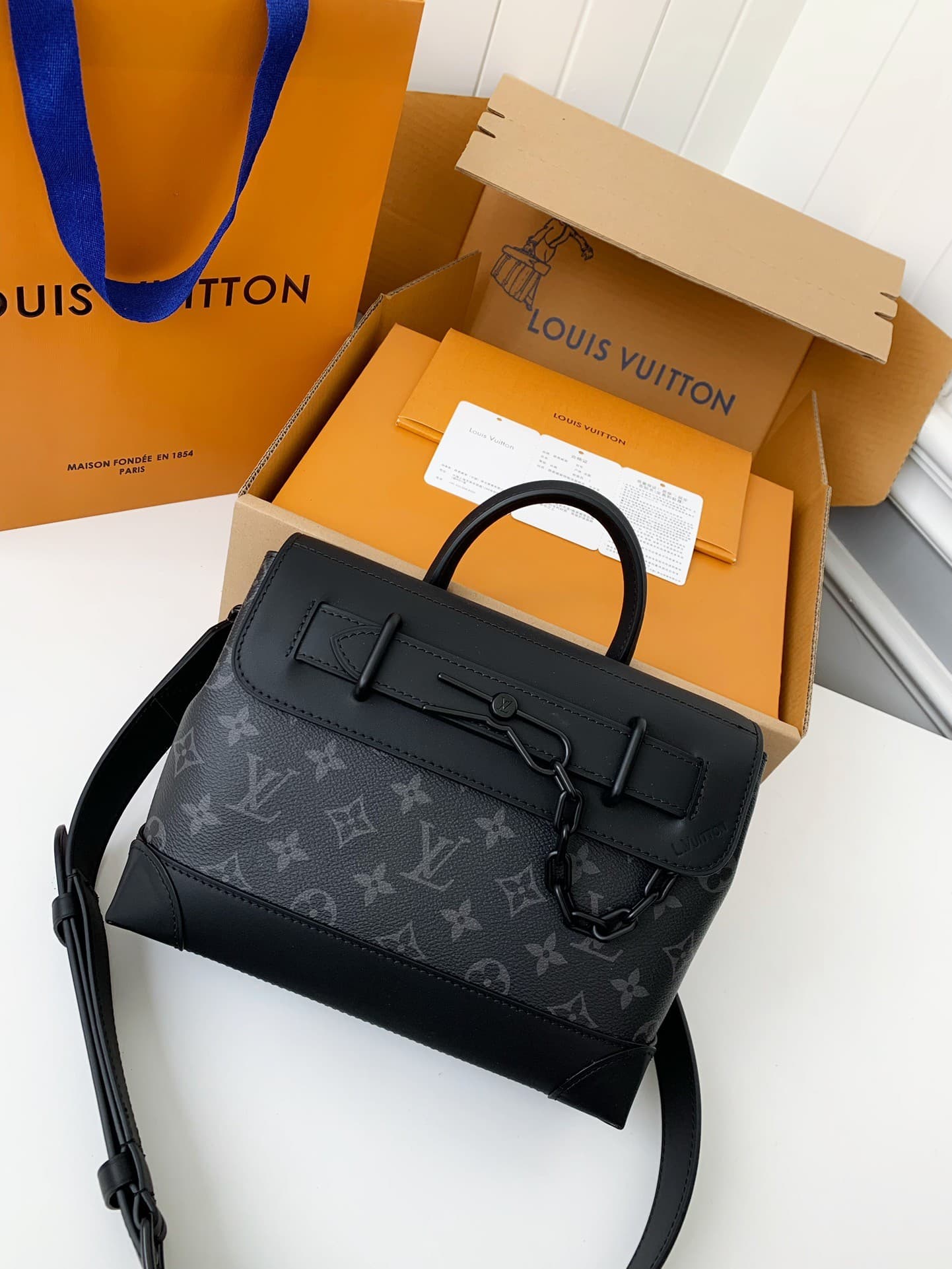 L X V's new Sac Plat Horizontal Zippé men's black flower briefcase M45165 Size: 31*39*8.5cm