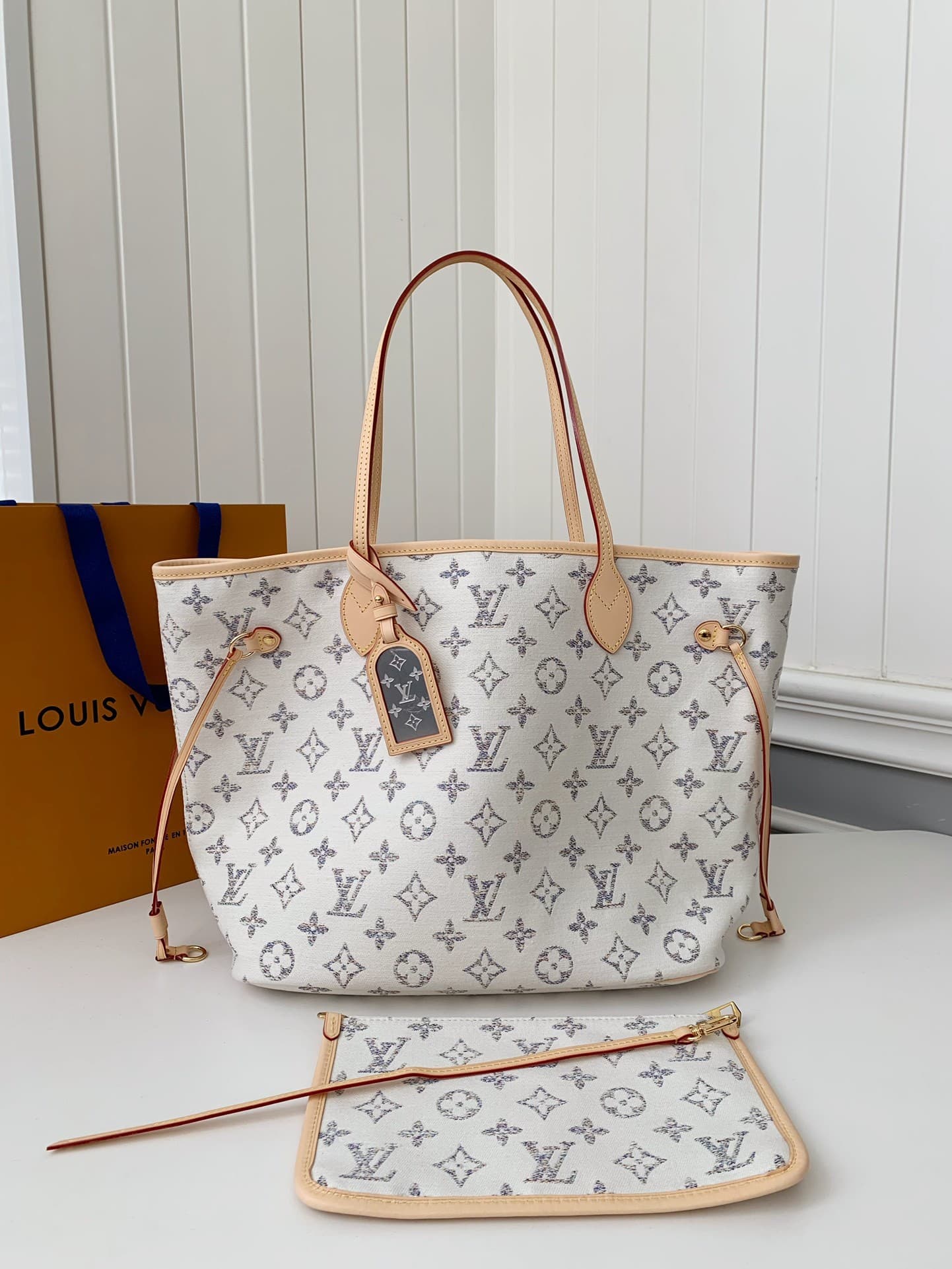 L X V Neverfull medium handbag M24905 Size:31*28*14cm