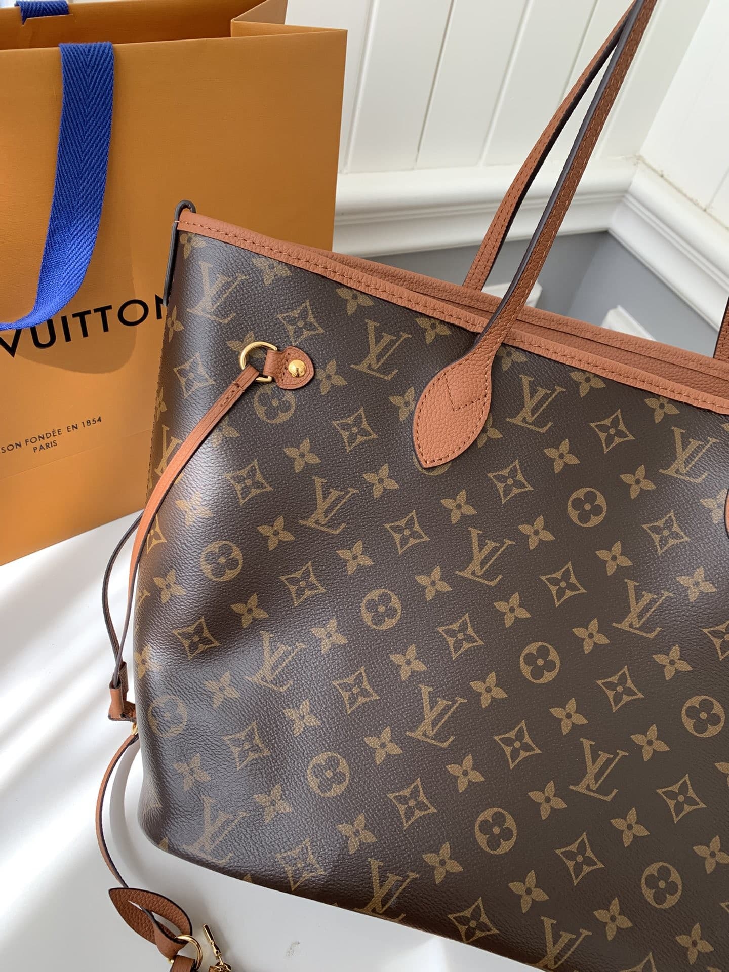 L X V Counter Seasonal New NEVERFULL INSIDE OUT Medium Shopping Bag M12061 Size:28*14*31cm