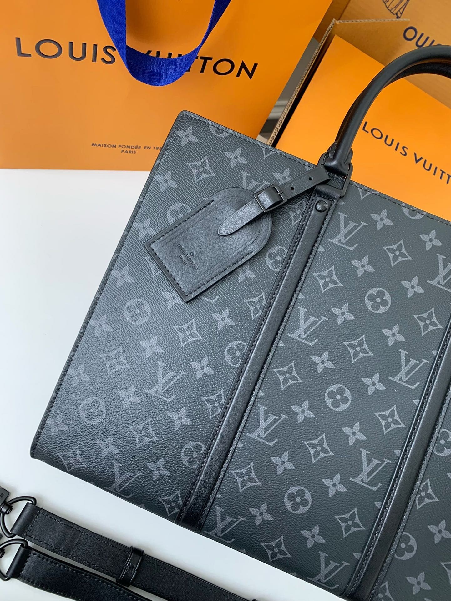 L X V's new Sac Plat Horizontal Zippé men's black flower briefcase M45165 Size: 31*39*8.5cm