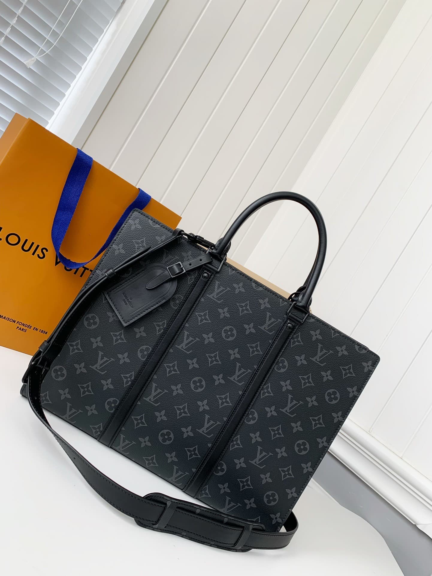 L X V's new Sac Plat Horizontal Zippé men's black flower briefcase M45165 Size: 31*39*8.5cm