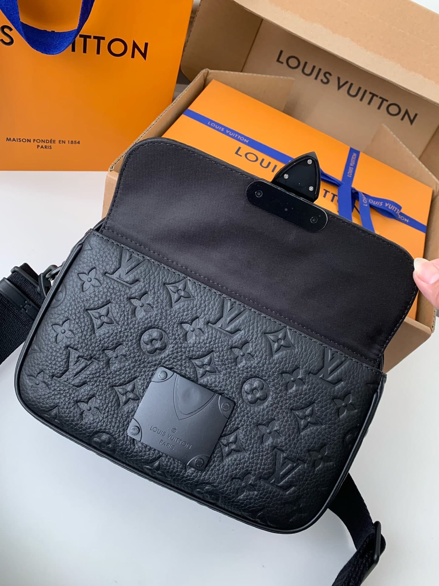 L X V S-Lock Messenger 22*18*8cm