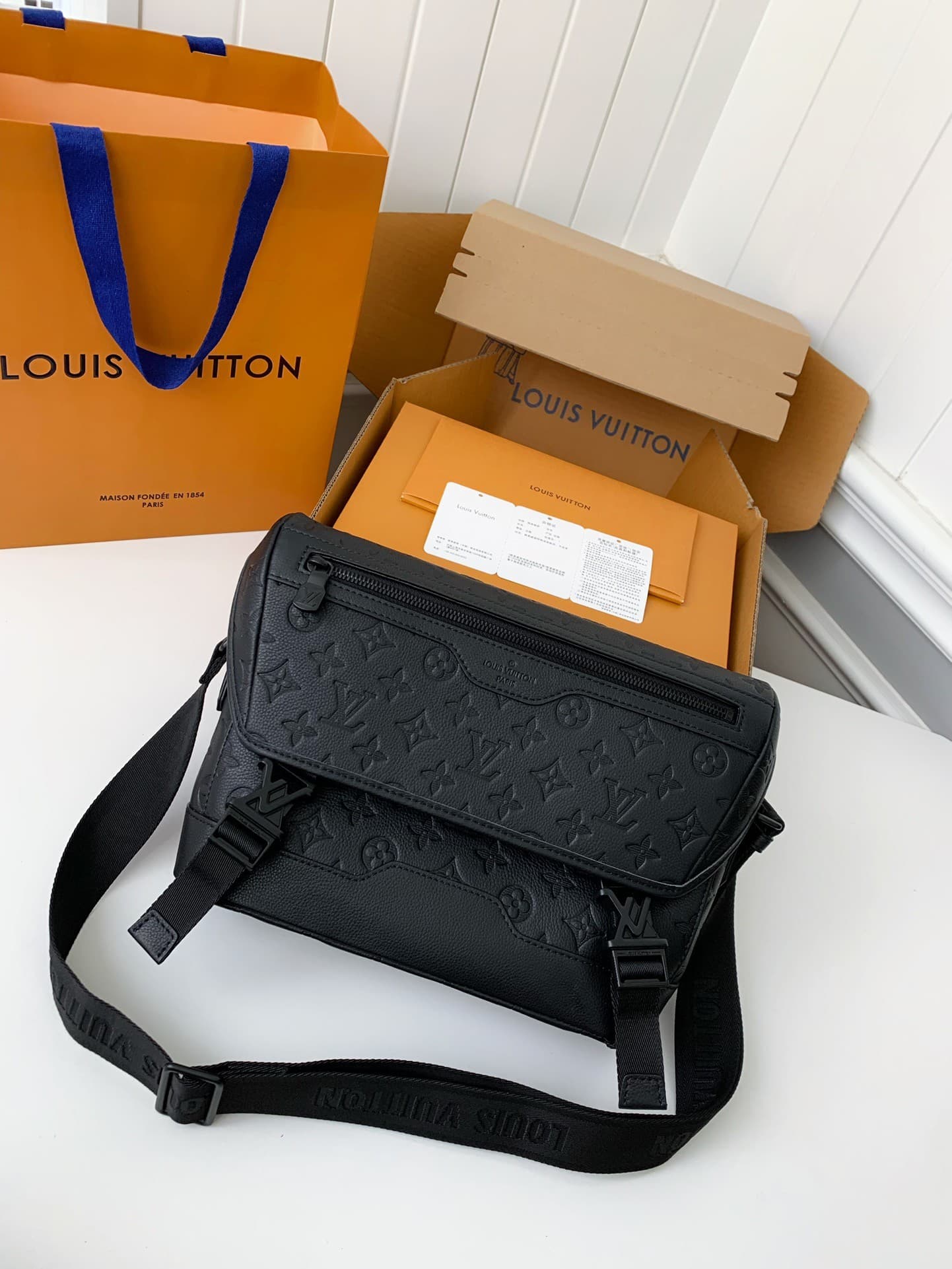 New L X V VOYAGER small men's messenger bag M25121 Size: 33*22.5*11cm