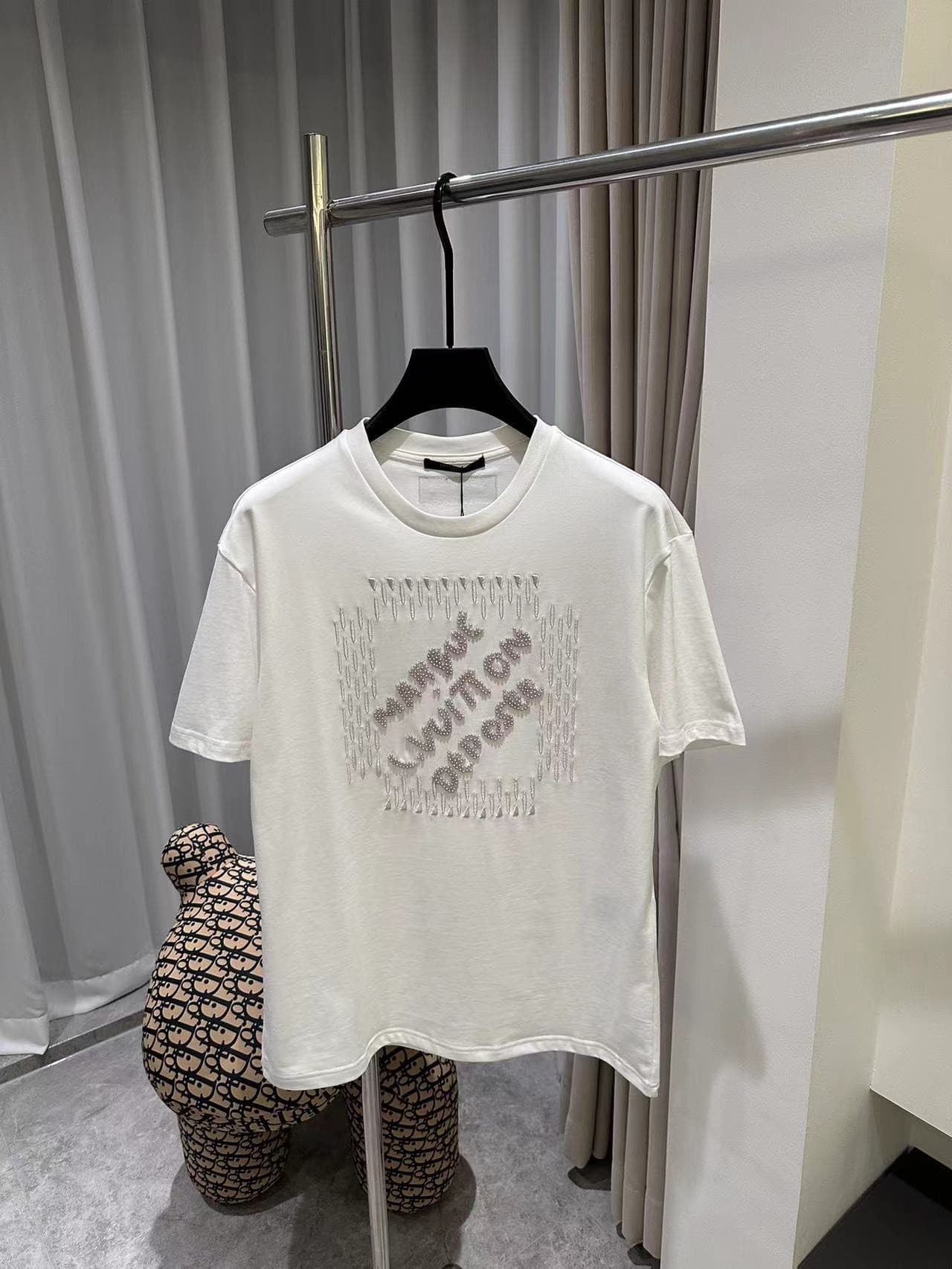 L X V 24ss pearl lettering embroidered round neck T-shirt