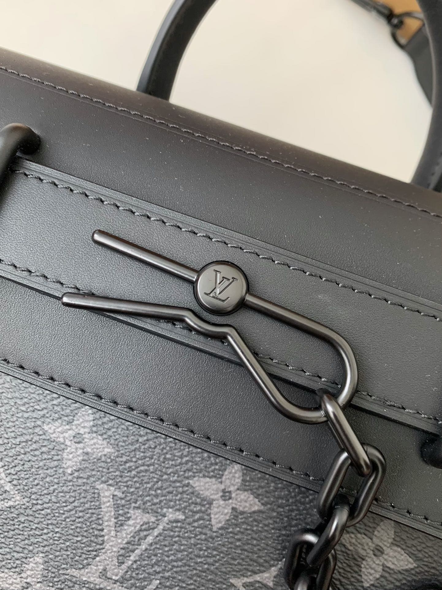 L X V's new Sac Plat Horizontal Zippé men's black flower briefcase M45165 Size: 31*39*8.5cm