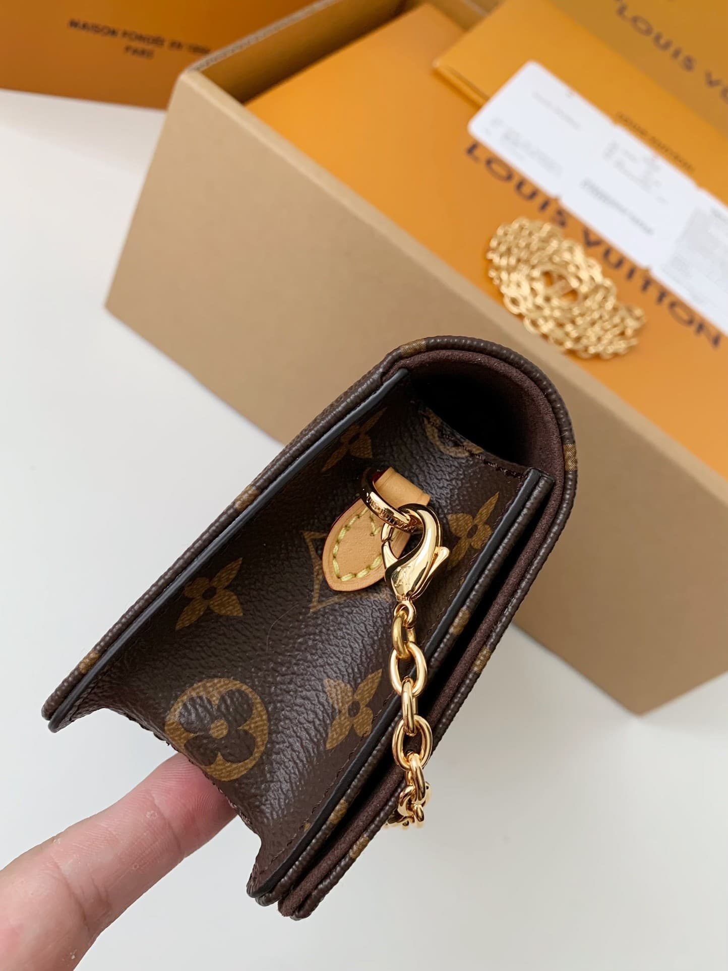 L X V WALLET ON CHAIN LILY M82509 size:20.7*10.2*3.5cm