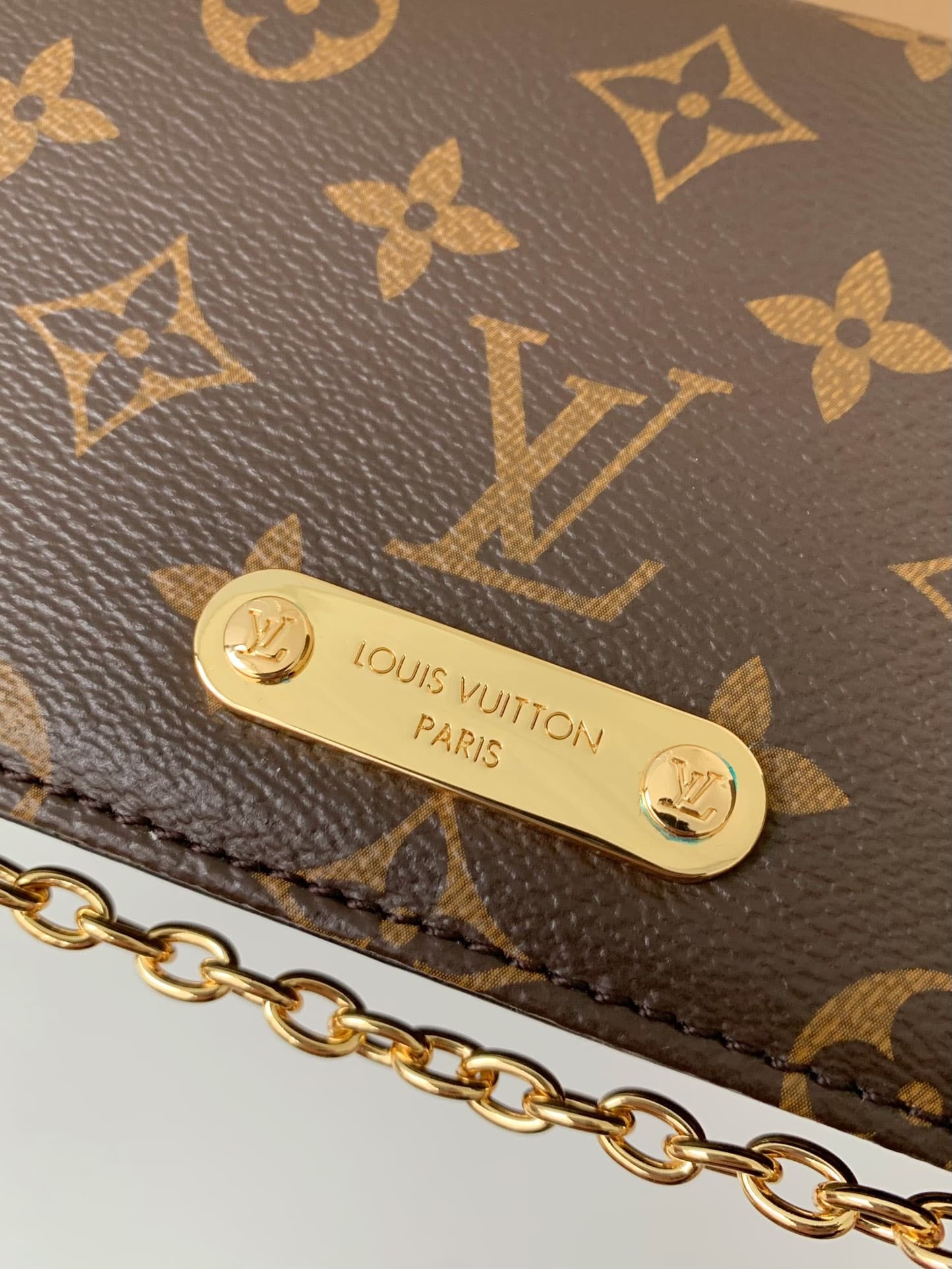 L X V WALLET ON CHAIN LILY M82509 size:20.7*10.2*3.5cm