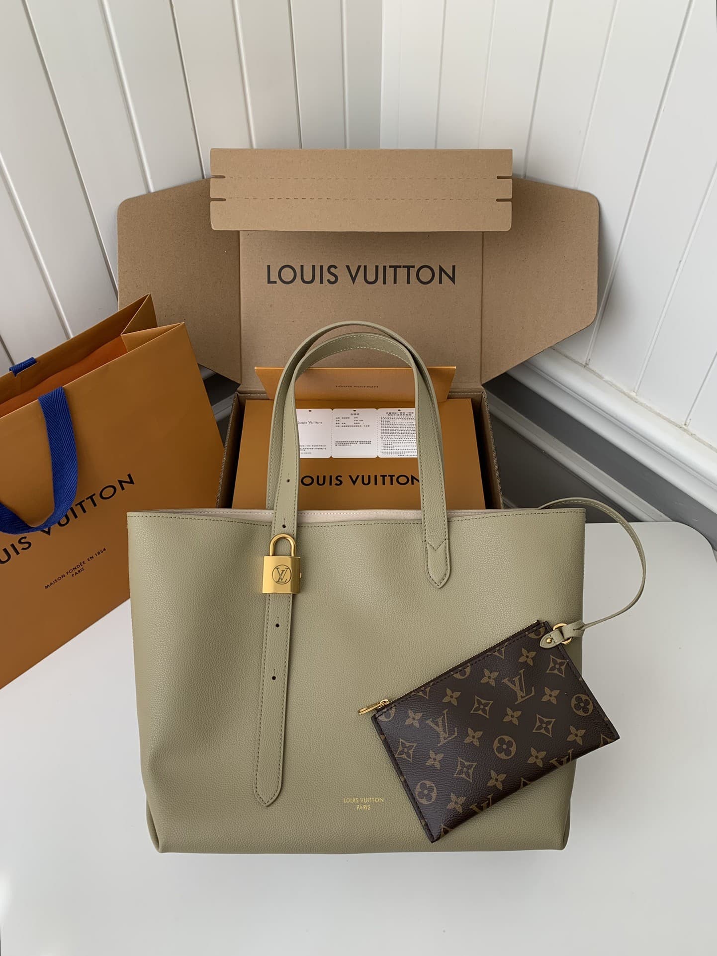 L X V Low Key Cabas Mid -number Handbag M25343 Size: 30*14*47cm