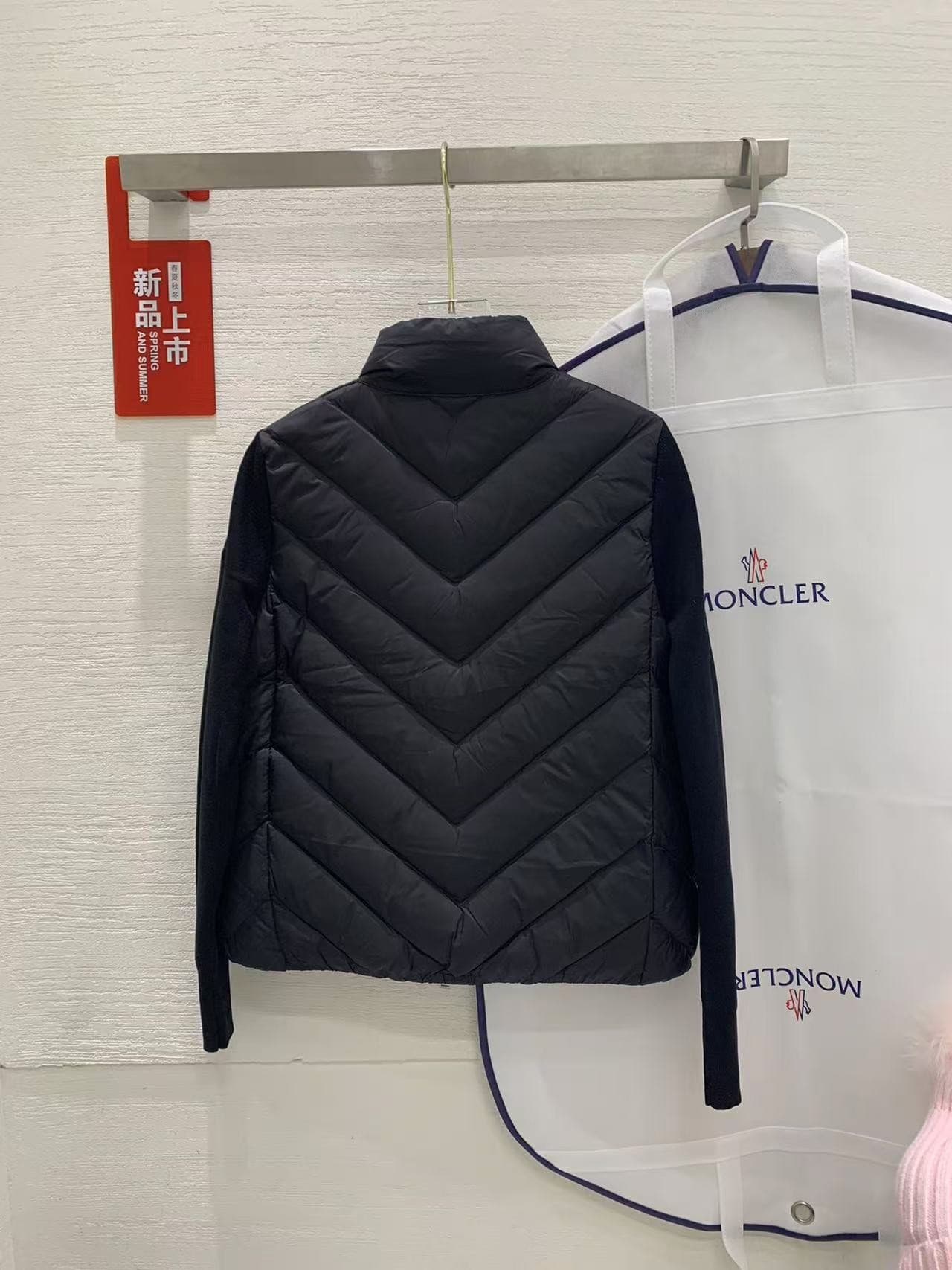 MONC new women's V-pattern stitching knitted sleeves stand collar down jacket