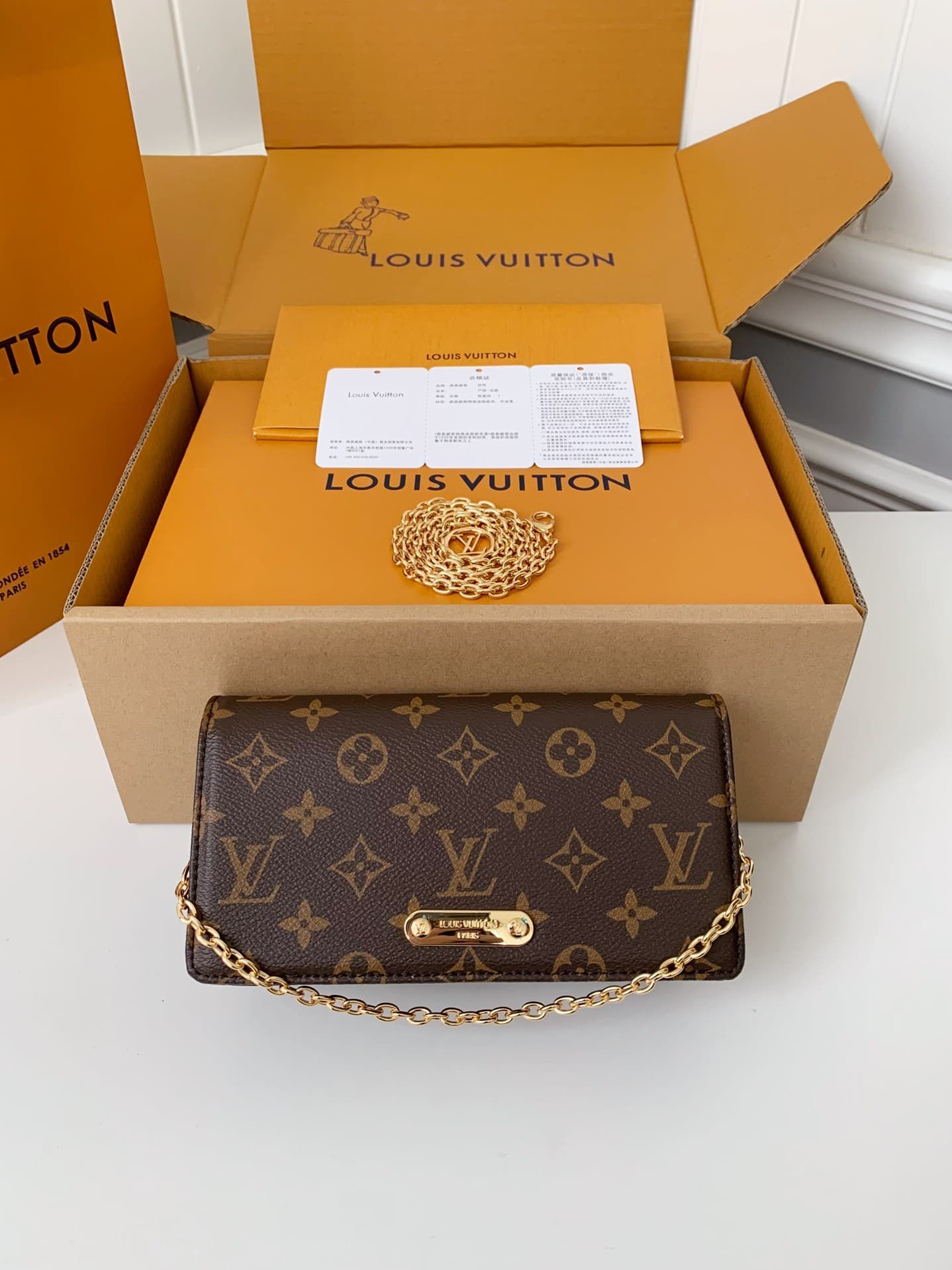 L X V WALLET ON CHAIN LILY M82509 size:20.7*10.2*3.5cm