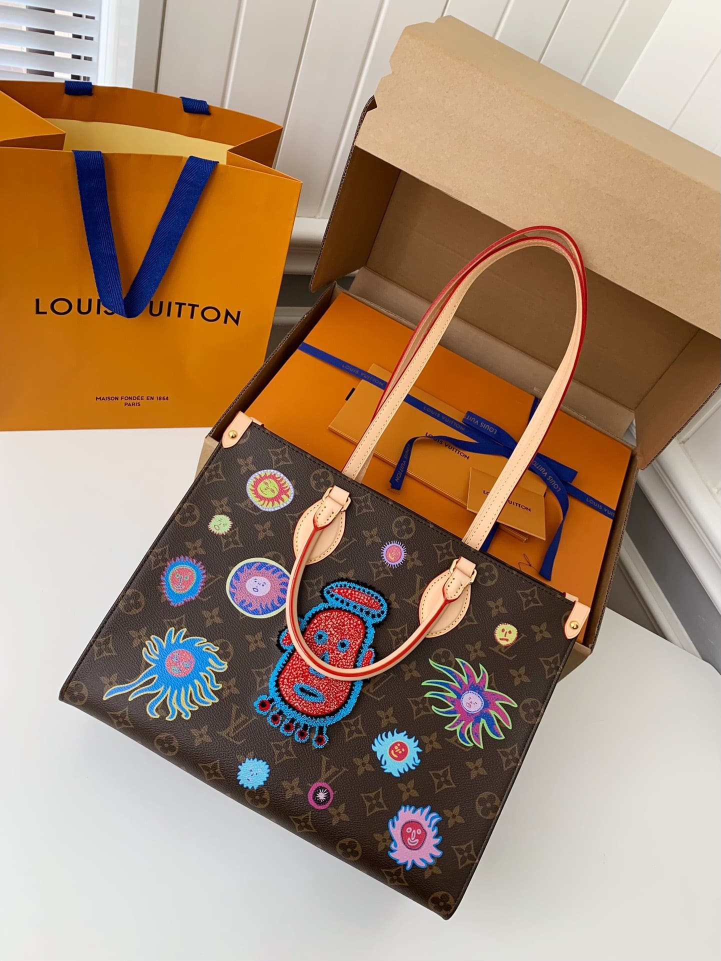 L X V x Yayoi Kusama ONTHEGO 35*27*14cm