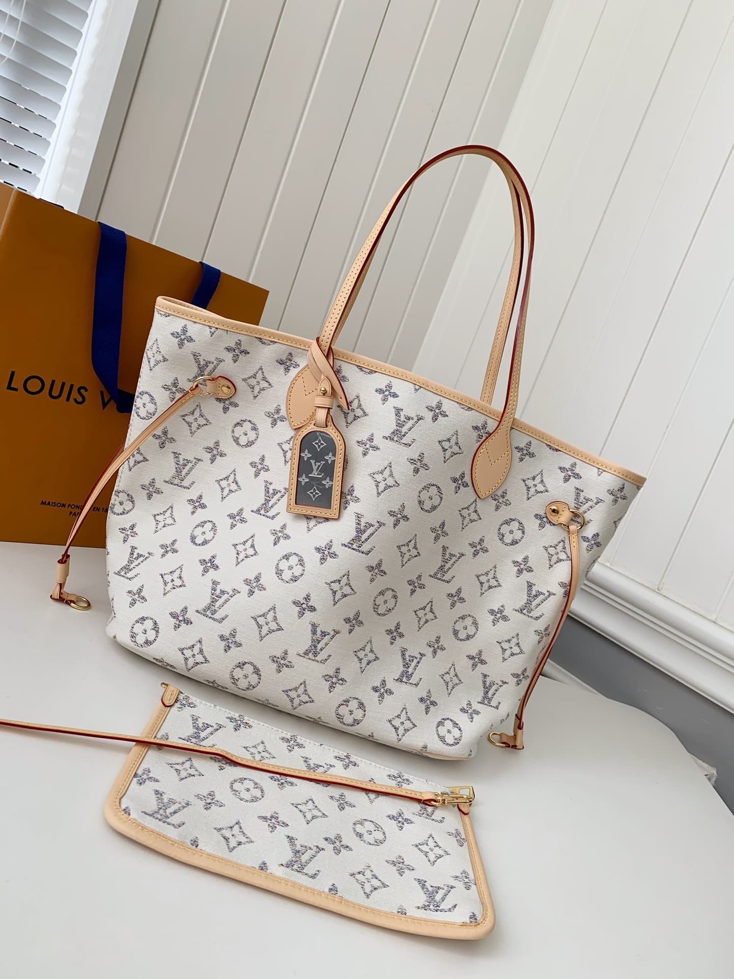 L X V Neverfull medium handbag M24905 Size:31*28*14cm