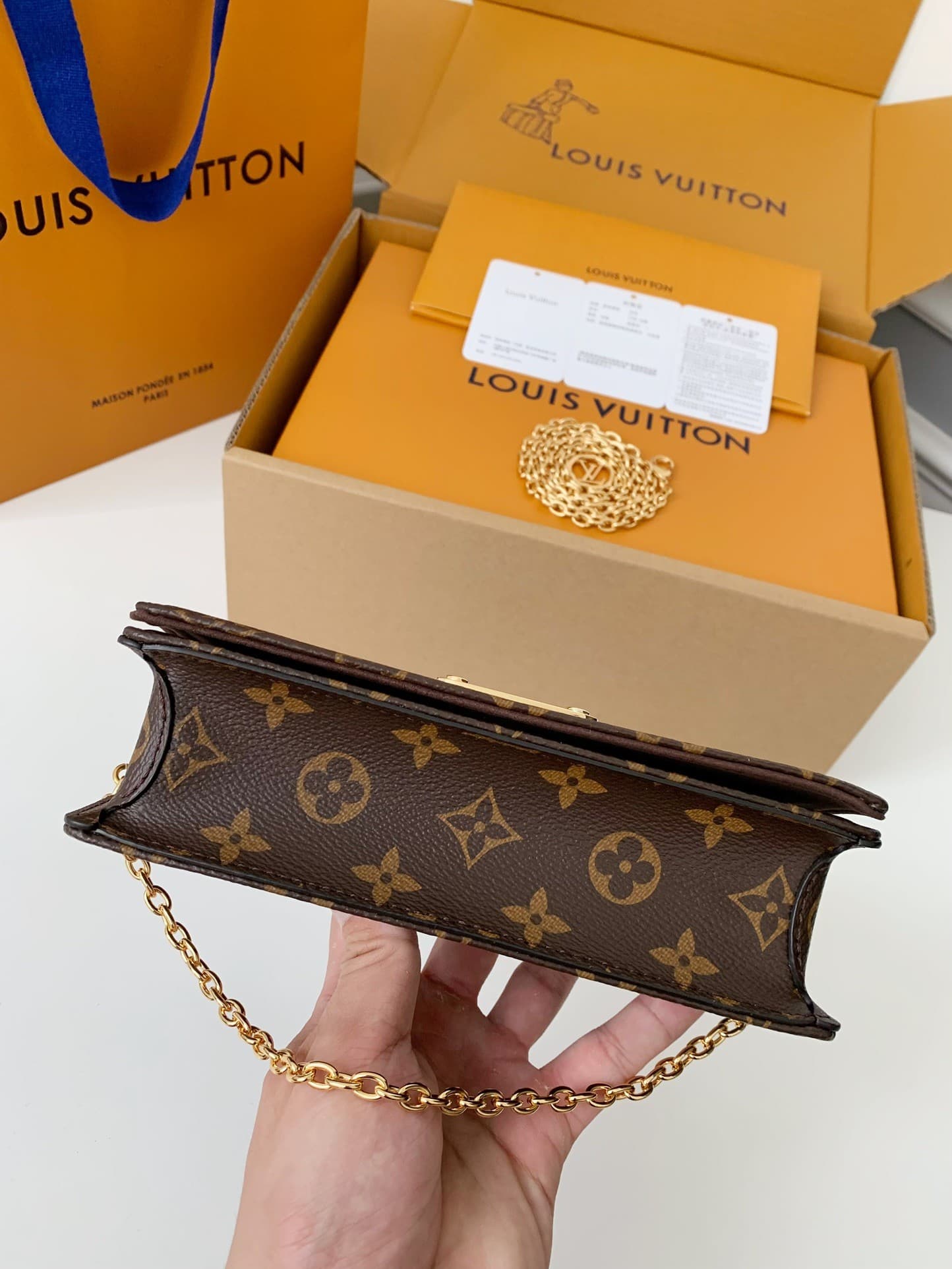 L X V WALLET ON CHAIN LILY M82509 size:20.7*10.2*3.5cm
