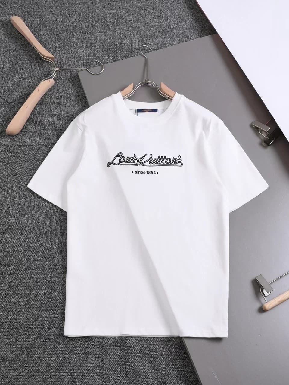 L X V 24ss new embroidered t-shirt for spring and summer