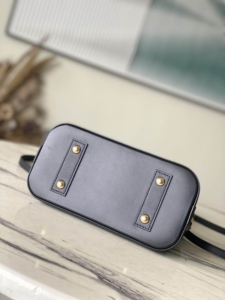 L X V Handbag 23.5x17.5x11.5cm