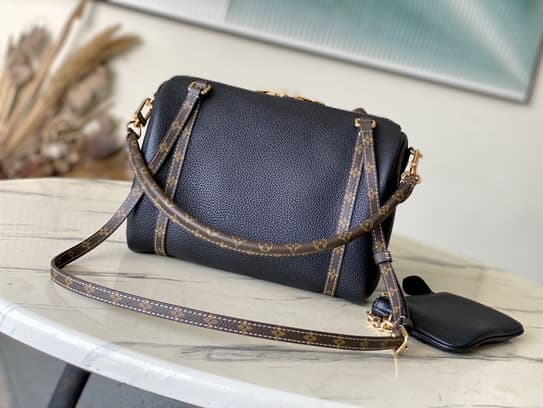 L X V Shoulder bag/handbag