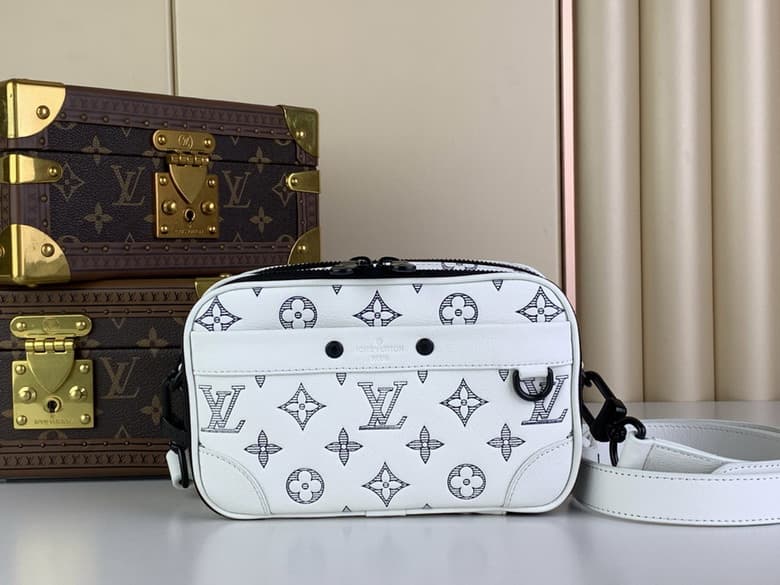 L X V Messenger Bags Size:18.5x11x6.5cm