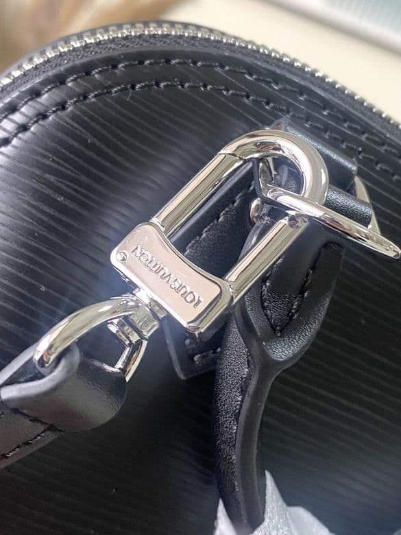 L X V Handbag 18x12x8cm