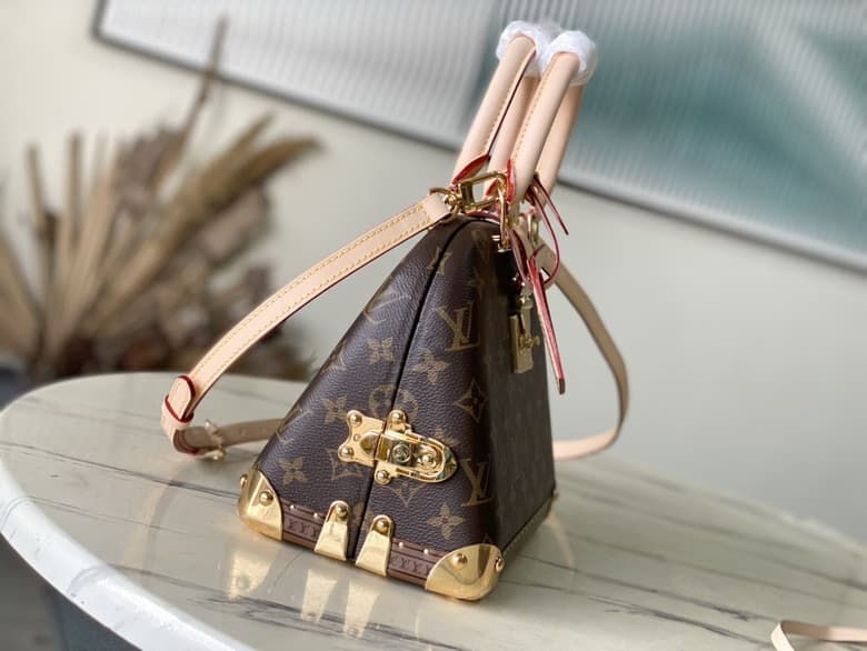 L X V Bag 26x13x26.4cm