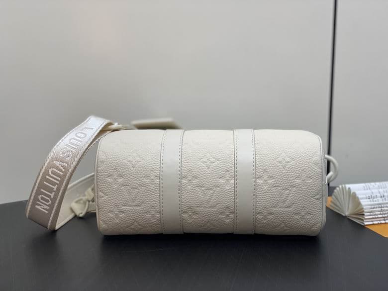 L X V travelling bag 25X15X15cm