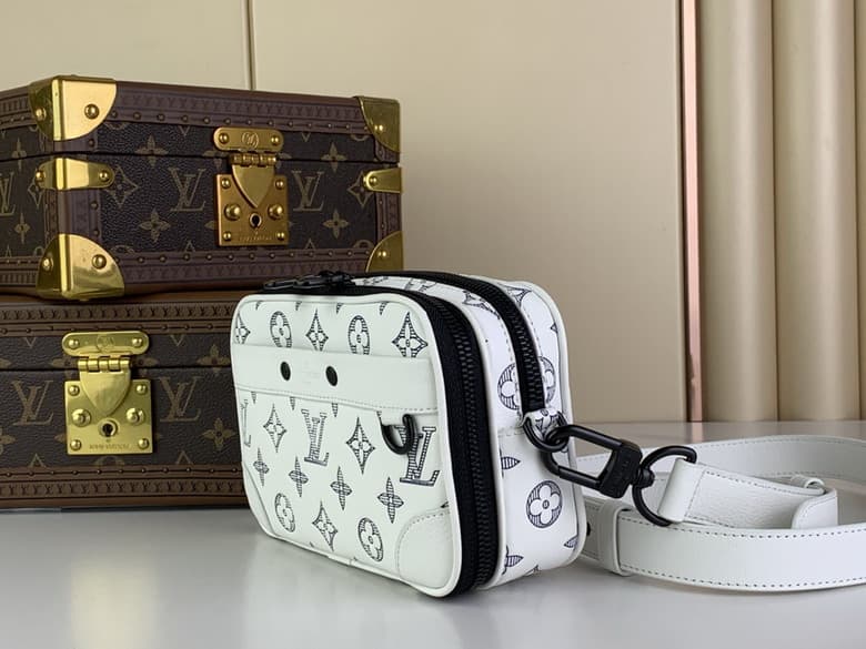 L X V Messenger Bags Size:18.5x11x6.5cm