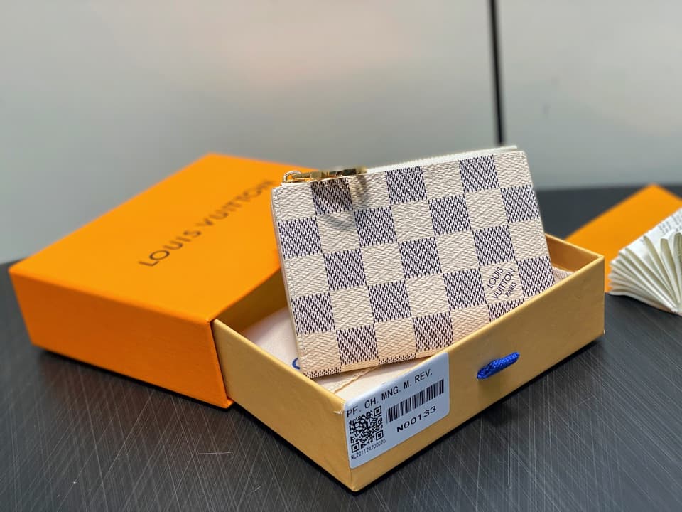 L X V Wallets