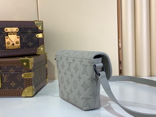 L X V Shoulder bag