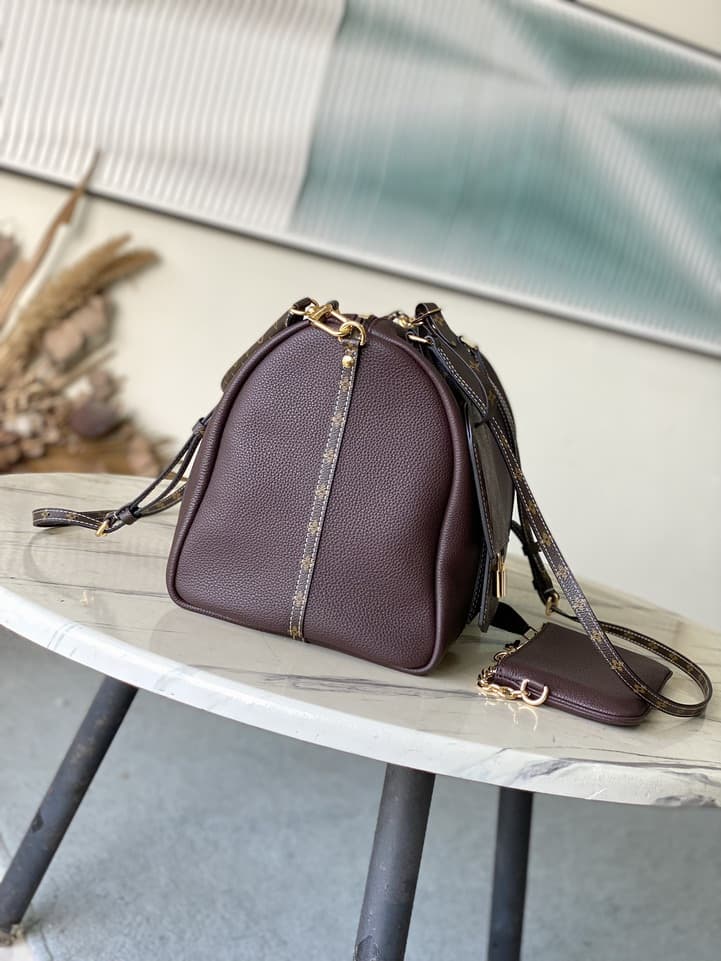 L X V travelling bag 40x20x25cm