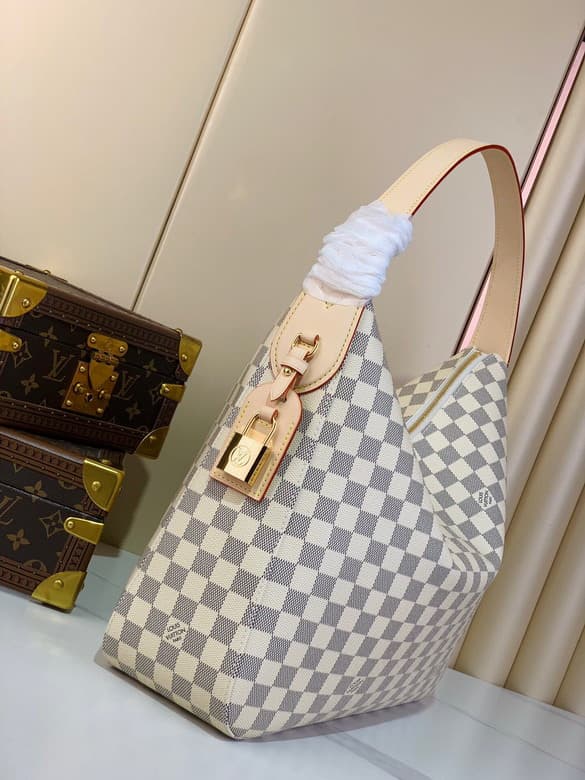 L X V Shoulder bag/handbag