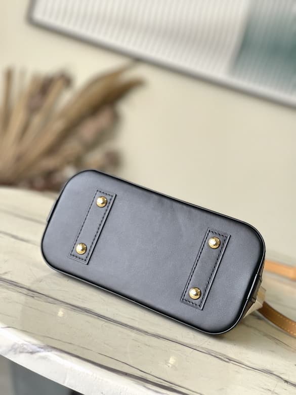 L X V Handbag 23.5x17.5zx11.5cm