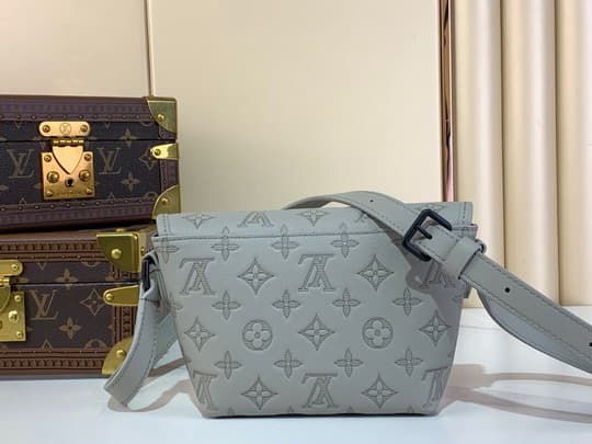 L X V Shoulder bag