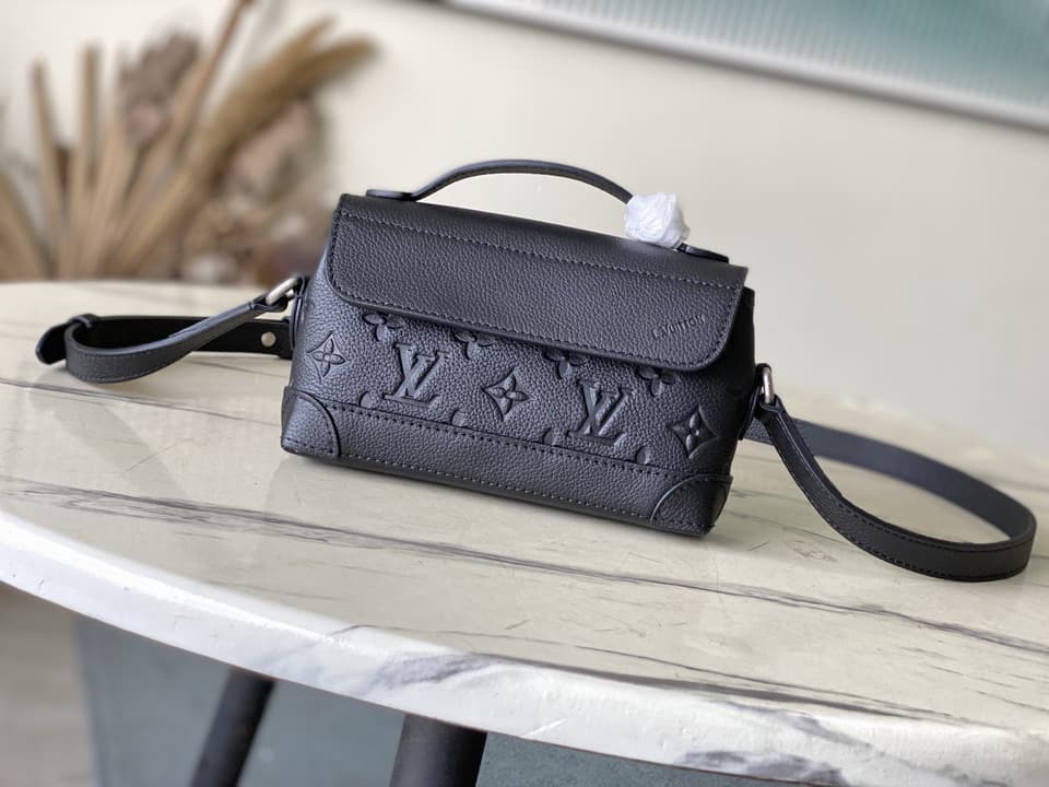 L X V Shoulder bag Size:20x11x5cm