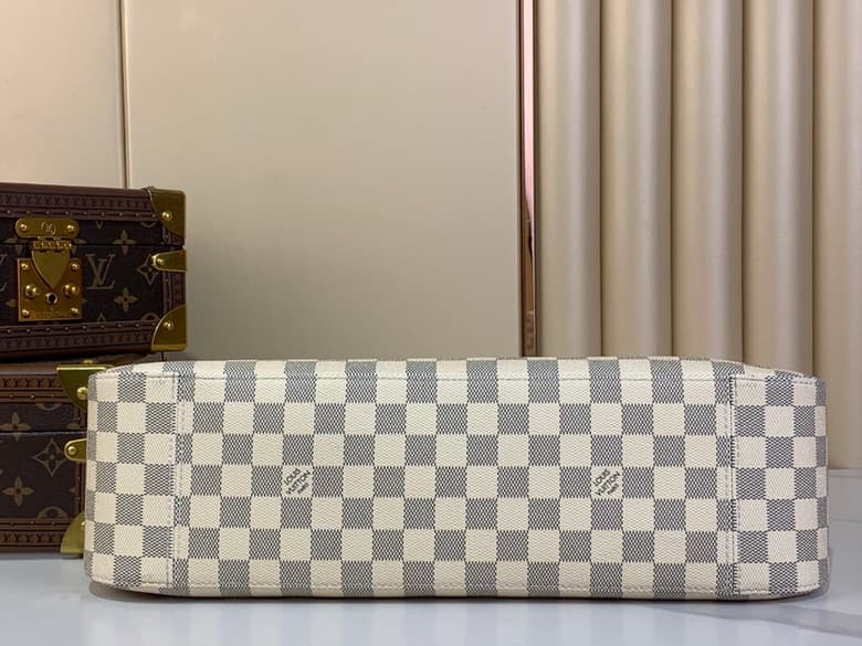 L X V Shoulder bag/handbag