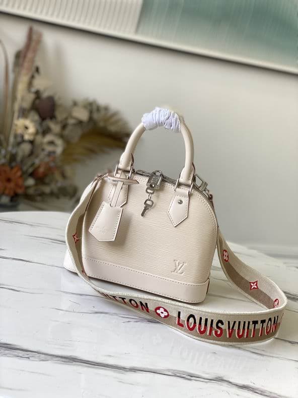 L X V Bag 23.5x17.5zx11.5cm