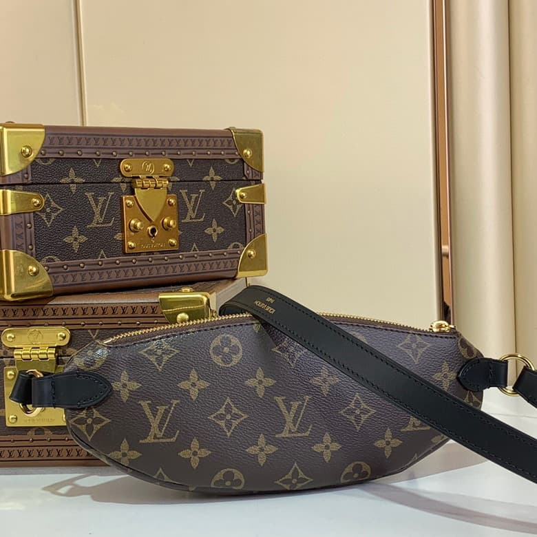 L X V Shoulder bag