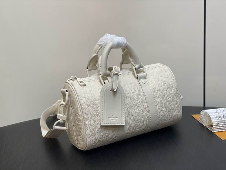 L X V travelling bag 25X15X15cm