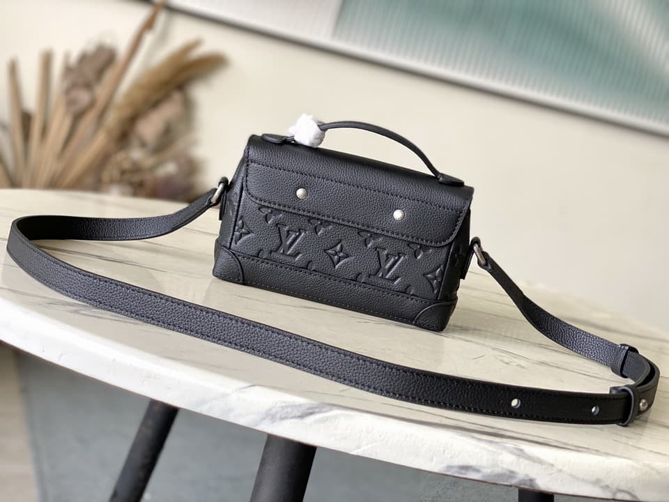 L X V Shoulder bag Size:20x11x5cm