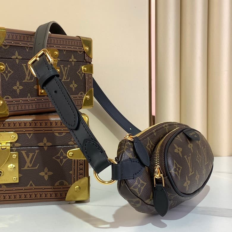 L X V Shoulder bag