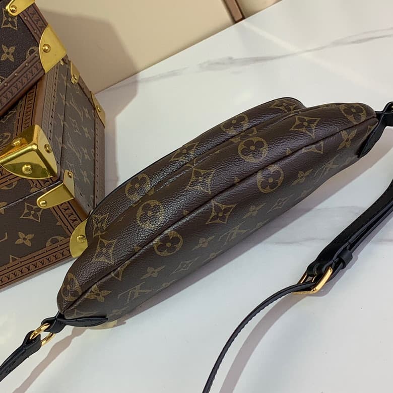 L X V Shoulder bag